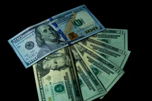 USA dollarid — tugev dollar surub väärismetallide hinda