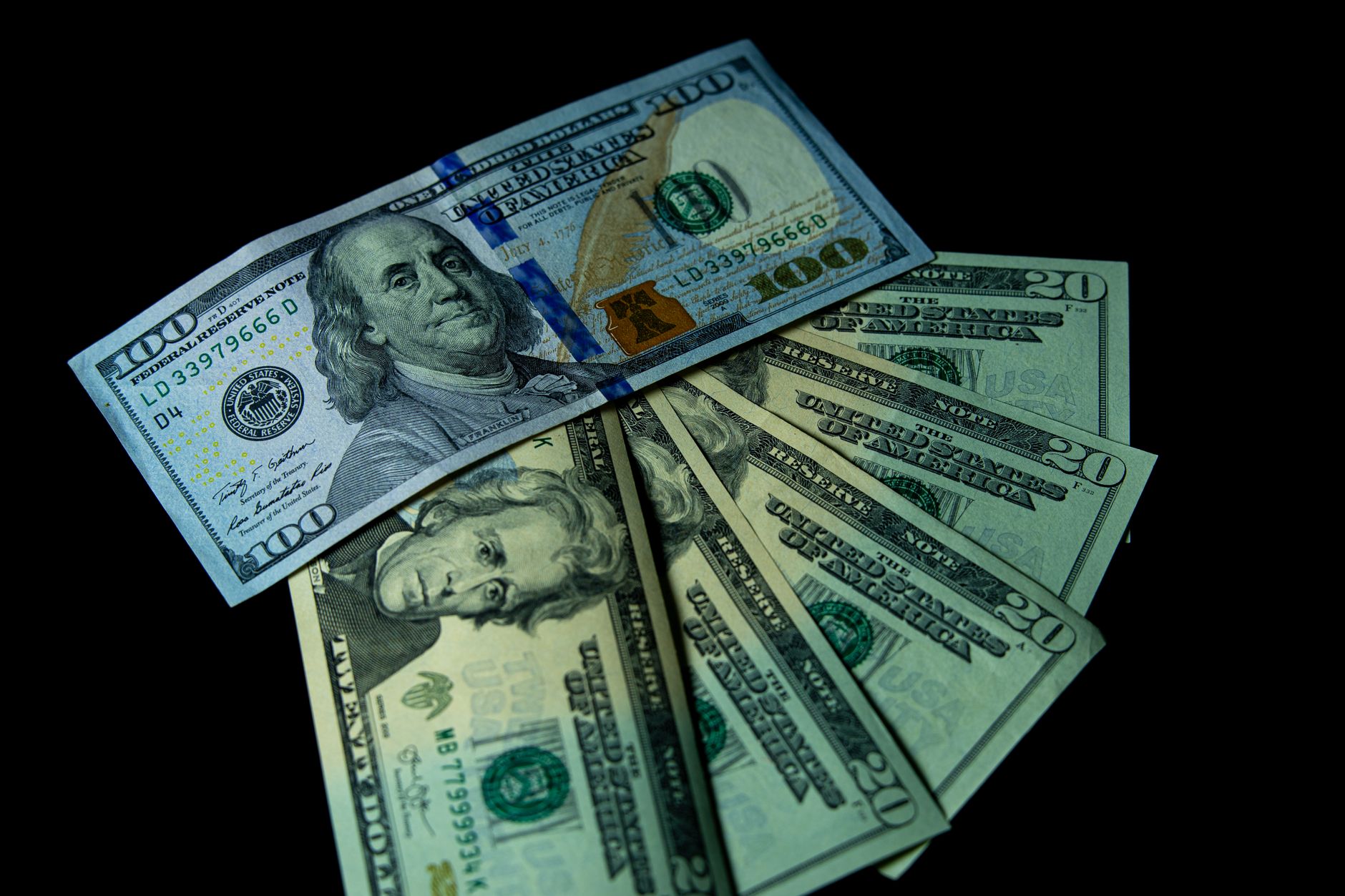 USA dollarid — tugev dollar surub väärismetallide hinda